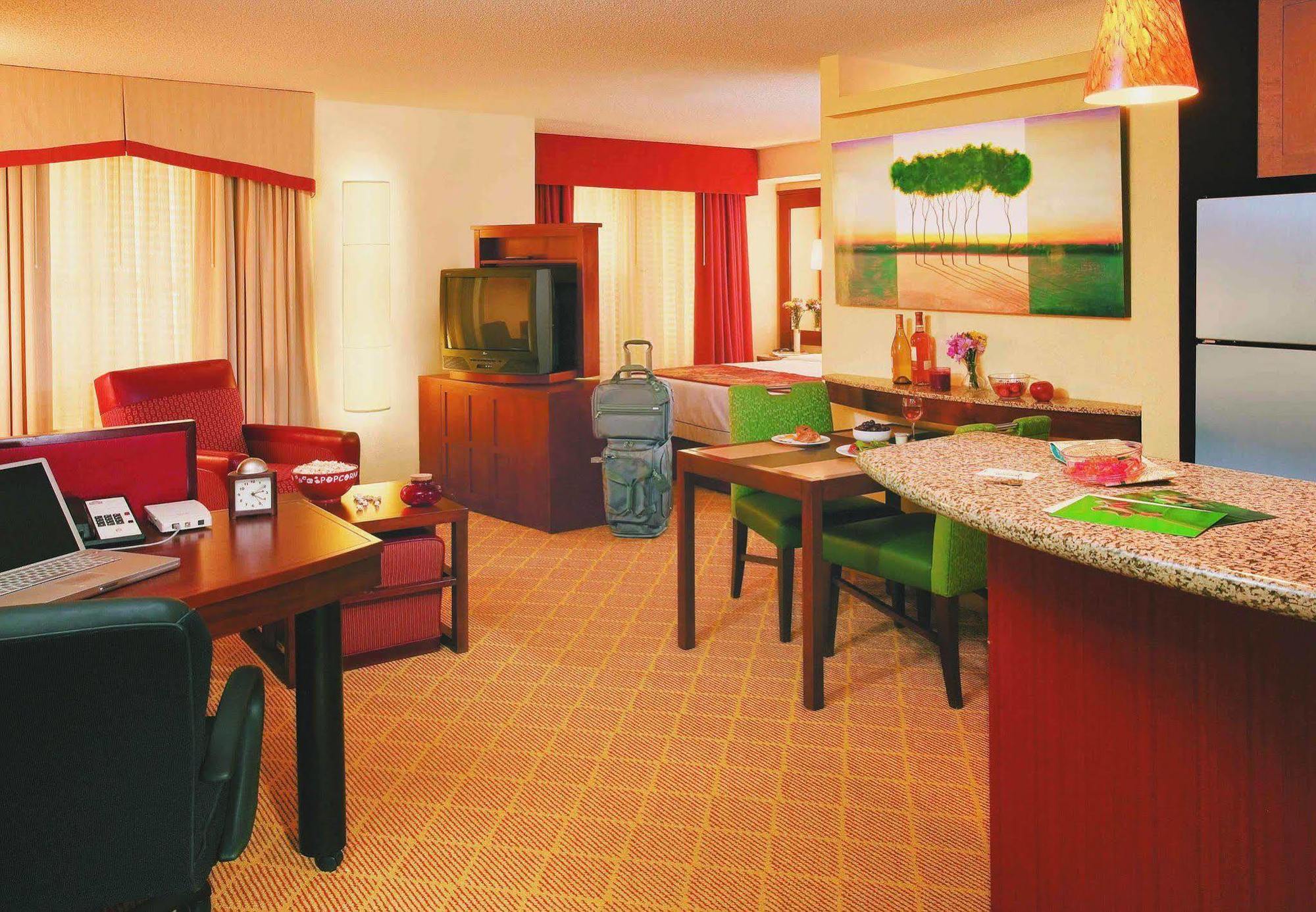Residence Inn Phoenix Glendale Sports & Entertainment District Стая снимка